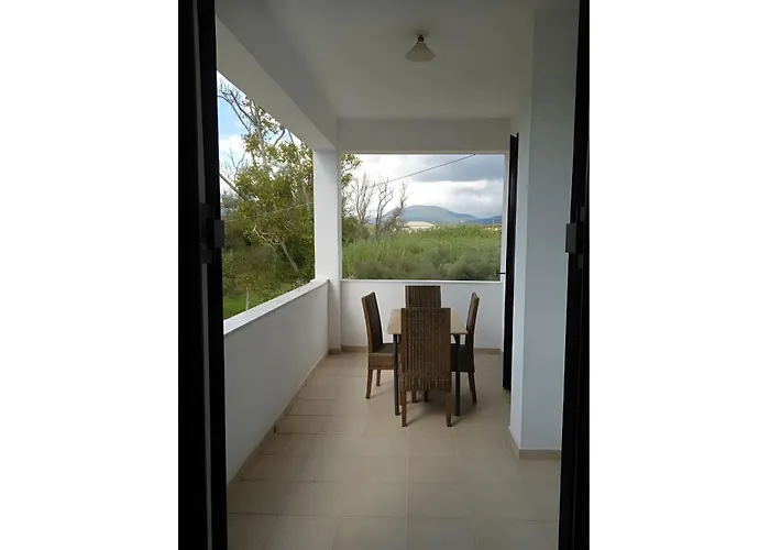 The White House In Mesoggi Vragkaniotika